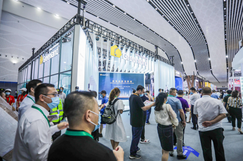 首届中国国际消费品博览会 万表与绿地卡洛芙珠宝签订战略合作协议”