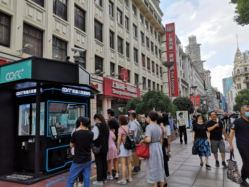 南京东路上出现的机器人咖啡，勾起沉睡在身体里的“咖啡虫””